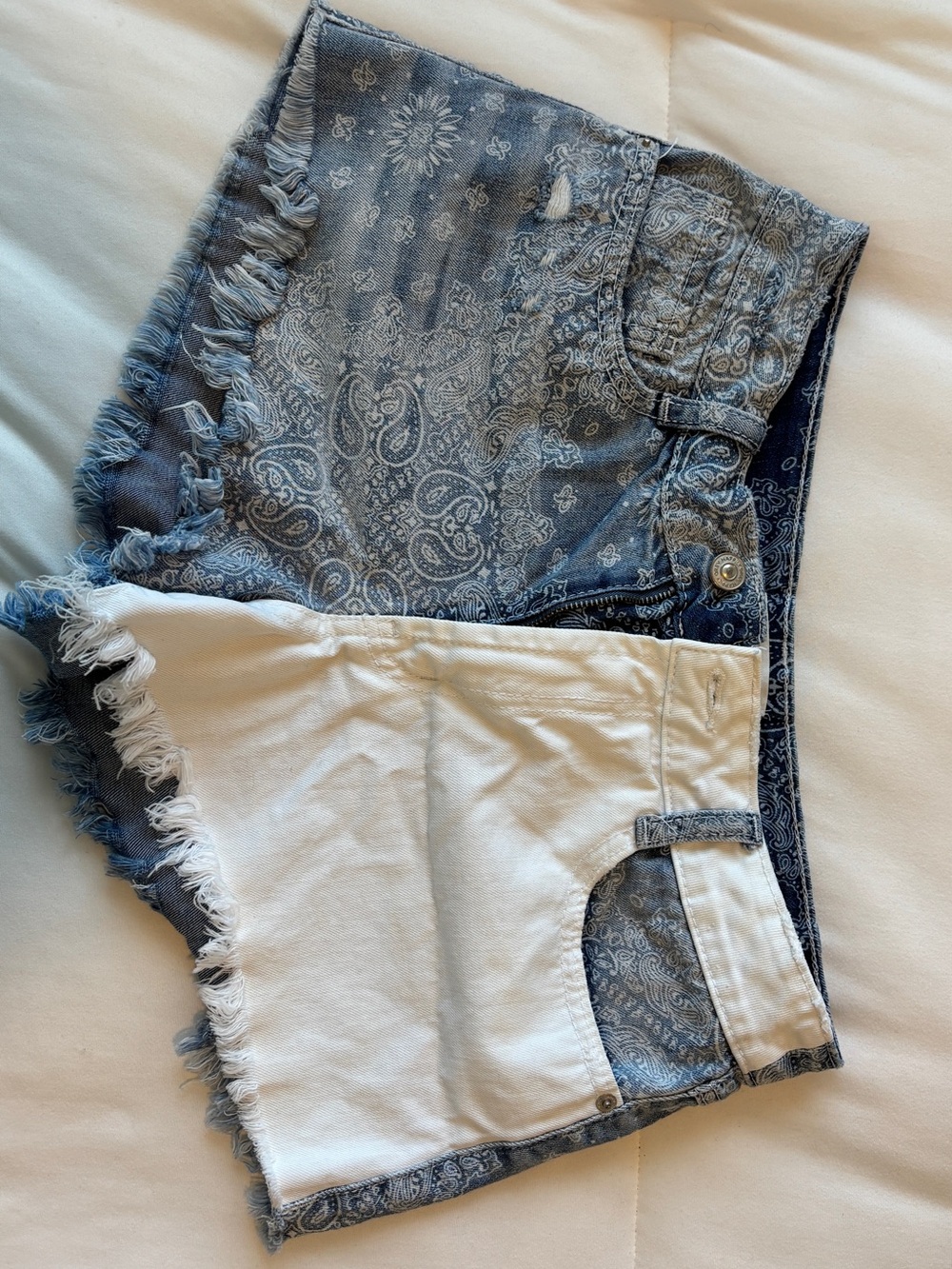 Happily Grey High Rise Midi Jean Shorts Paisley Print White Size 9/29 Denim